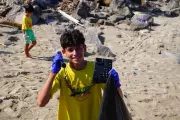 Mutirão retira 248,8 kg de lixo da Praia Central de Mongaguá e encontra telefone fixo