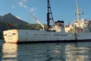 Navio japonês de 65 metros usado contra pesca ilegal atraca em Ilhabela