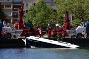 Ônibus cai no rio Sena na França; todos são resgatados com vida