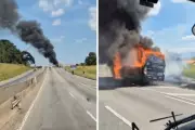 Ônibus com 25 passageiros pega fogo na Via Dutra em Cachoeira Paulista