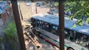 Ônibus derruba ponto e pedestre de 56 anos fica ferida em Petrópolis