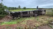 Ônibus interestadual tomba na BR-174 em Caracaraí, Roraima, com feridos