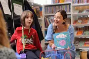Noah, de 7 anos, e mãe lançam livro sobre autismo e TDAH: 'Uma Mente Borbulhante'