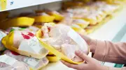 Nutricionista alerta: parte do frango que você joga fora é a mais saudável