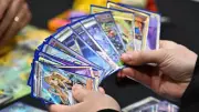 Onda de roubos a lojas de cartas de Pokémon assusta Reino Unido com prejuízos milionários