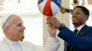 Papa Leão XIV arrisca jogada de basquete com Harlem Globetrotters no Vaticano