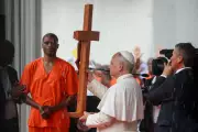 Papa Leão XIV enfrenta tempestade e ouve gritos por liberdade em prisão na Guiné Equatorial