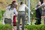 Papa Leão XIV planta oliveira na Argélia em visita marcada por tensões e homenagem a Santo Agostinho
