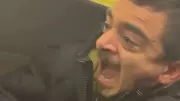 Passageiro invade compartimento de bagagem em voo da Ryanair e viraliza no TikTok