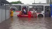 Passageiros de ônibus são resgatados em bote dos Bombeiros em João Pessoa