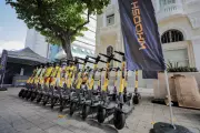 Patinetes elétricos são jogados em canais e mangue após lançamento no Recife