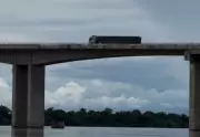 Pescador flagra carreta em ponte com restrição na BR-230 entre TO e PA; DNIT alerta