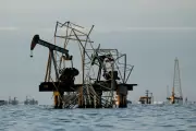 Petróleo ultrapassa US$ 100 com bloqueio naval dos EUA ao Irã no Estreito de Ormuz