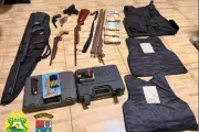 PM apreende arsenal e R$ 46 mil após denúncia de violência doméstica em Mauá da Serra