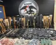 Polícia Civil do Rio apreende arsenal de 160 armas em operação contra lojas ilegais em São Gonçalo