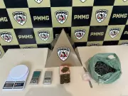 Policiais encontram barra de maconha escondida sob sofá em casa abandonada em Bocaiuva