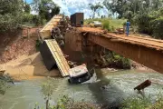 Ponte na MT-560 em Sorriso é interditada após caminhão capotar e cair em córrego