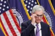 Powell parabeniza Warsh em última reunião como presidente do Fed