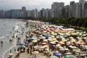 Praias do litoral de SP lotam com sol e calor durante feriado de Páscoa