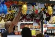 Preço do ovo de Páscoa só deve cair em 2026: crise do cacau mantém chocolate caro