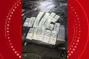 PRF apreende R$ 1,08 milhão em dólares escondidos no motor de Mercedes no Paraná