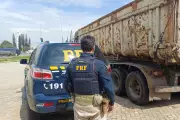 PRF flagra carreta sem freios na Dutra em Jacareí; motorista também desrespeitou descanso obrigatório