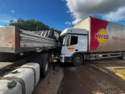 Produto químico tóxico vaza em rodovia após colisão entre caminhões em Bambuí