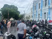Protesto de motoristas por aplicativo interdita rua no centro de Natal