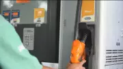 Queda do petróleo atinge menor valor em um mês após reabertura do Estreito de Ormuz