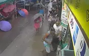 Raio atinge área comercial e causa pânico em Camaragibe, no Grande Recife