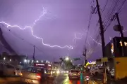 Raio ilumina céu de Campo Grande durante tempestade intensa; veja medidas de segurança
