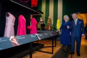 Rei Charles visita exposição de moda da rainha Elizabeth em homenagem ao seu centenário