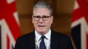 Reino Unido rejeita bloqueio naval de Trump no Estreito de Ormuz e busca solução diplomática