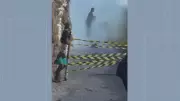 Ressaca com ondas de 2,5 metros arrasta mulher na mureta do Leme no Rio