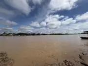 Rio Juruá inicia vazante em Cruzeiro do Sul e famílias retornam às casas após cheia