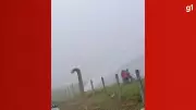 Rompimento de adutora causa jato gigante de água em Curitiba