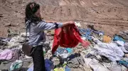 Roupas descartadas no deserto do Atacama viram negócio de reciclagem no Chile