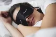 Ruídos coloridos para dormir: especialista analisa eficácia e riscos dos sons contra insônia