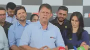 Tarcísio de Freitas critica reeleição e apoia proposta de Flávio Bolsonaro para mandato único