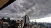 Temporal transforma dia em noite em Juiz de Fora; Inmet emite alerta de chuvas intensas