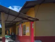 Teto de escola indígena em Roraima é sustentado por fiação elétrica em situação de risco