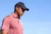 Tiger Woods é algemado após acidente de carro nos EUA: imagens mostram prisão por suspeita de embriaguez