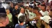 Torcedores do Santos protestam na Vila Belmiro após acordo de dívida com Neymar