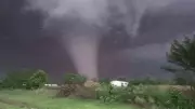 Tornado atinge norte de Oklahoma e deixa pelo menos 10 feridos