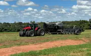 Trator de luxo com banco ajustado ao peso, piloto automático e refrigerador chega à Agrishow