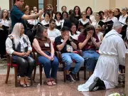 Tríduo Pascal em Juiz de Fora homenageia heróis das chuvas com rito do lava-pés