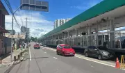 Tubulação de esgoto causa afundamento na avenida Constantino Nery em Manaus