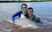 Turistas capturam pela terceira vez peixe gigante de 1,8 m que não pode ser consumido no Rio Araguaia