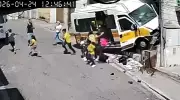 Van escolar com crianças perde freio e bate contra muro na Zona Leste de SP