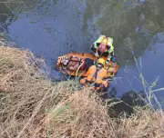 Vídeo: Bombeiros resgatam homem que caiu em canal em Montes Claros